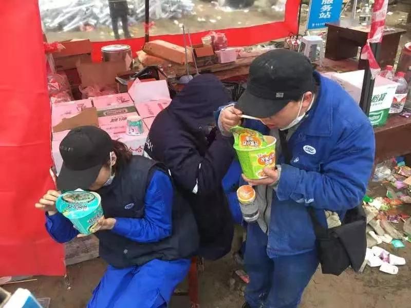 武船集團援建突擊隊員通宵作業(yè)后，2月2日晨在施工現(xiàn)場吃早餐