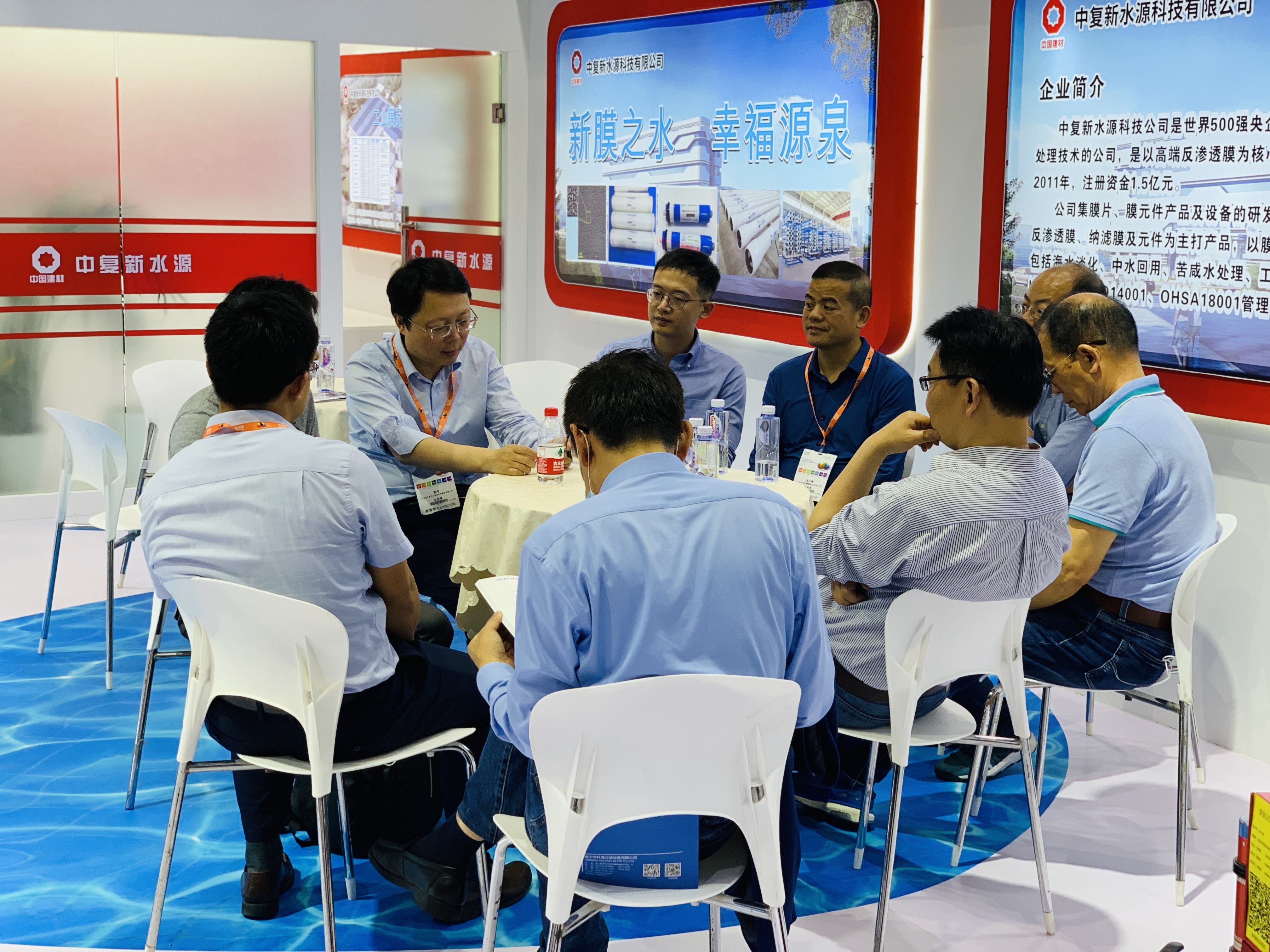 202106031727111622712431151619.jpg 圖:業(yè)內(nèi)人士觀摩咨詢.jpg