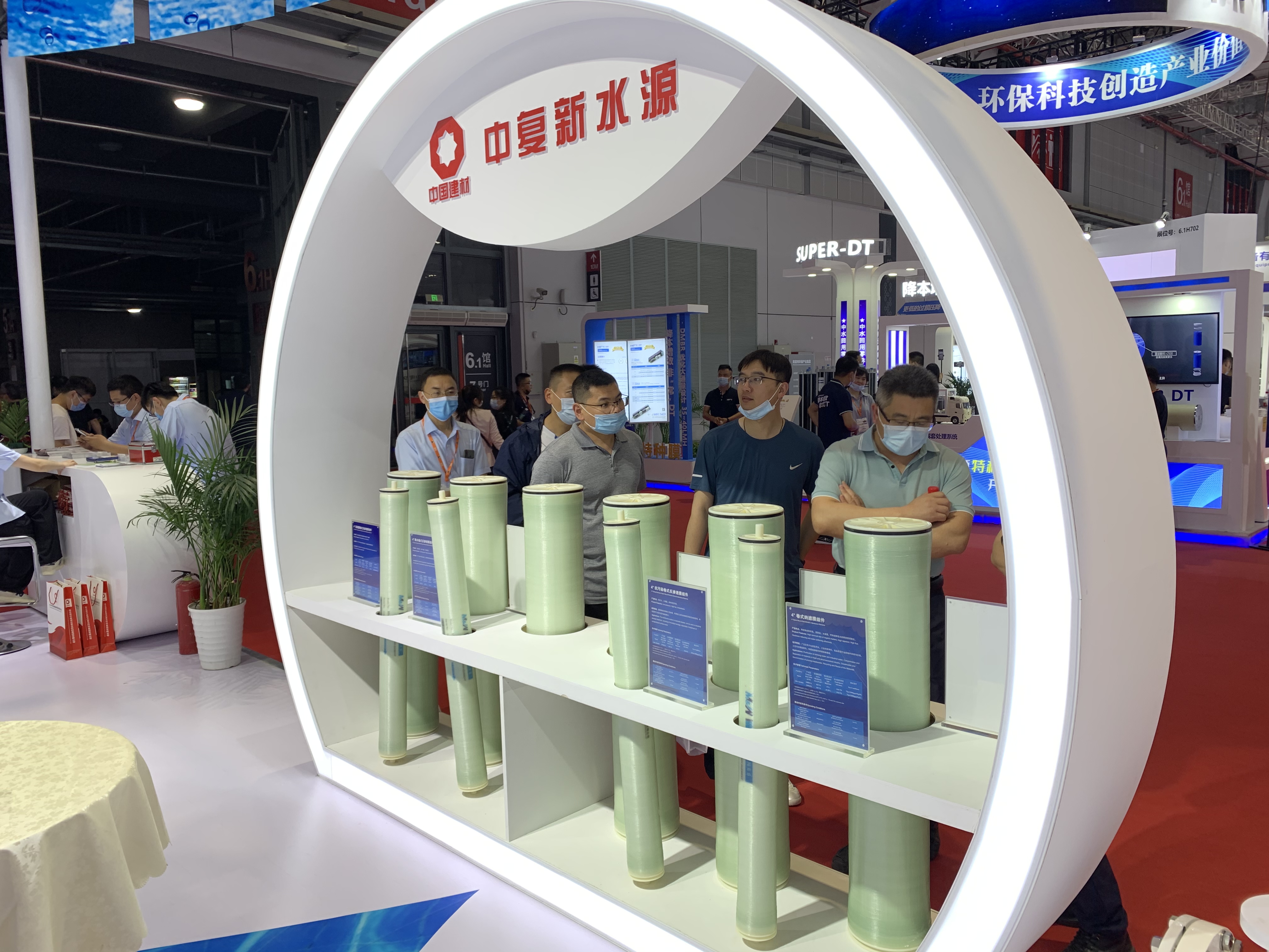 202106031728101622712490466045.jpg 圖:RO反滲透膜組件產(chǎn)品展柜.jpg