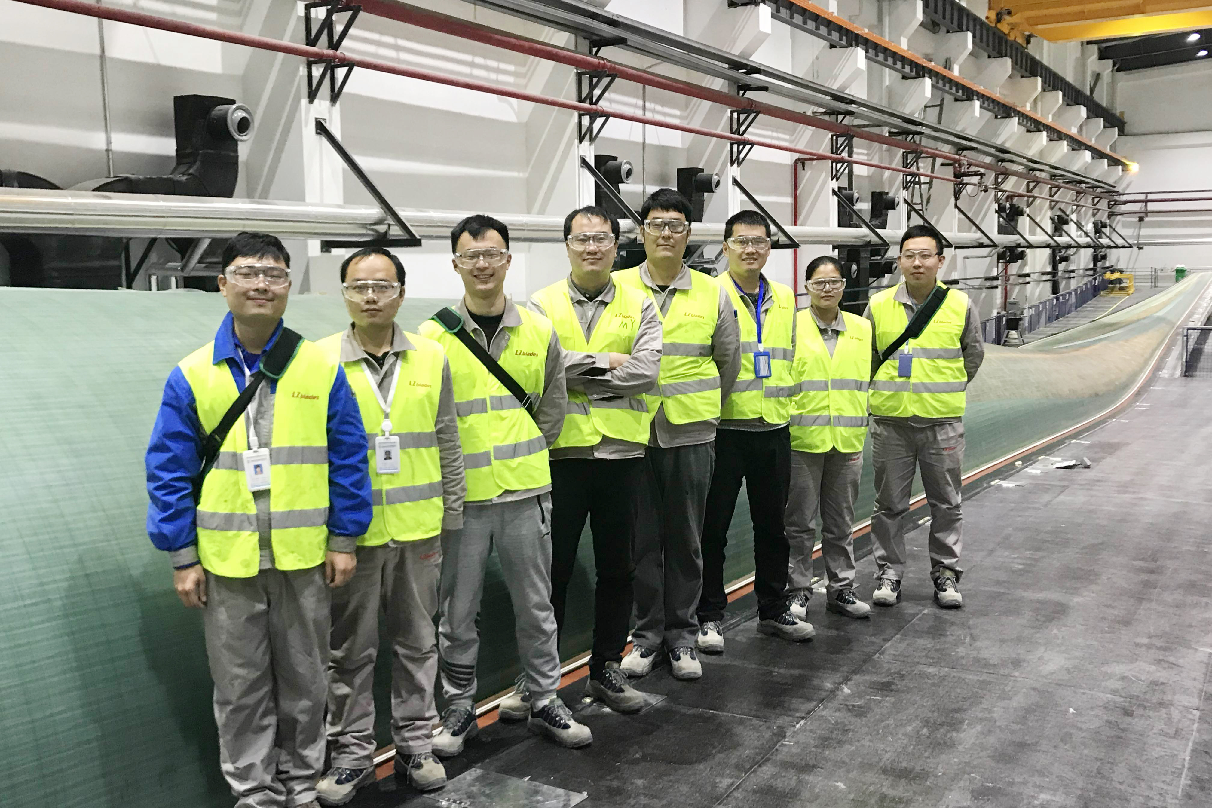 202111021006511635818811442454.jpg 3.與風(fēng)電科技公司技術(shù)團隊在一起.jpg