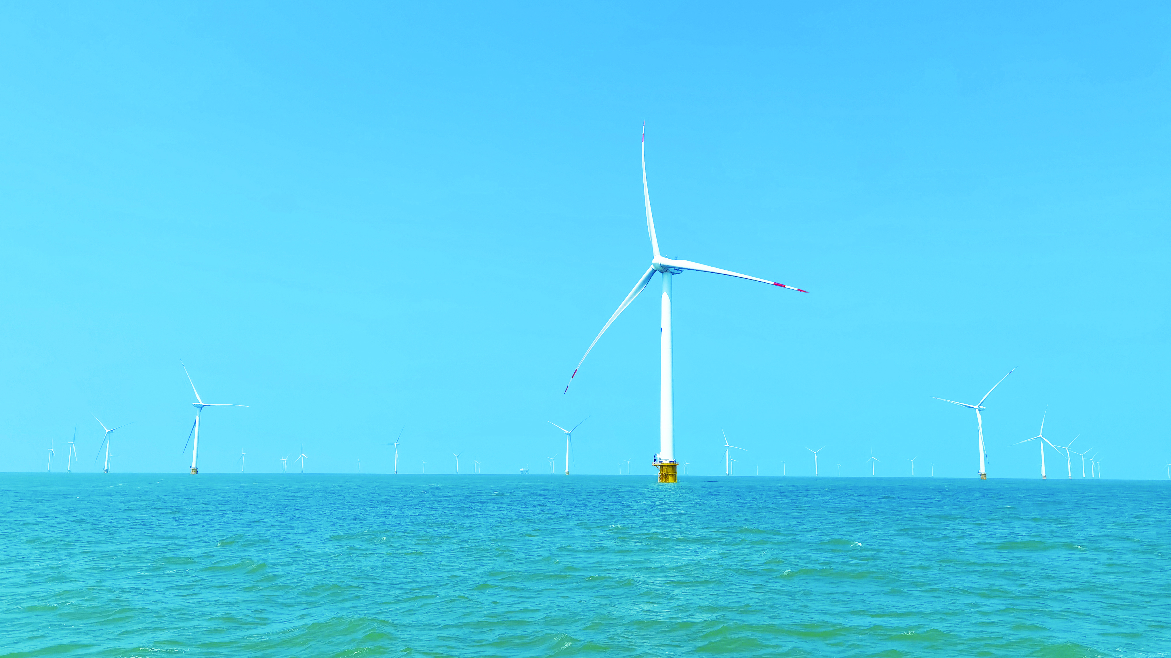 202205121156381652327798264272.jpg 中復(fù)連眾90米葉片裝機(jī)的海上風(fēng)電場(chǎng).jpg